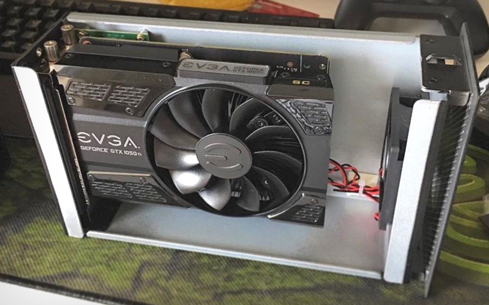 The NVidia Geforce 1050ti by EVGA mounted inside the Akitio Thunder 2 chassis